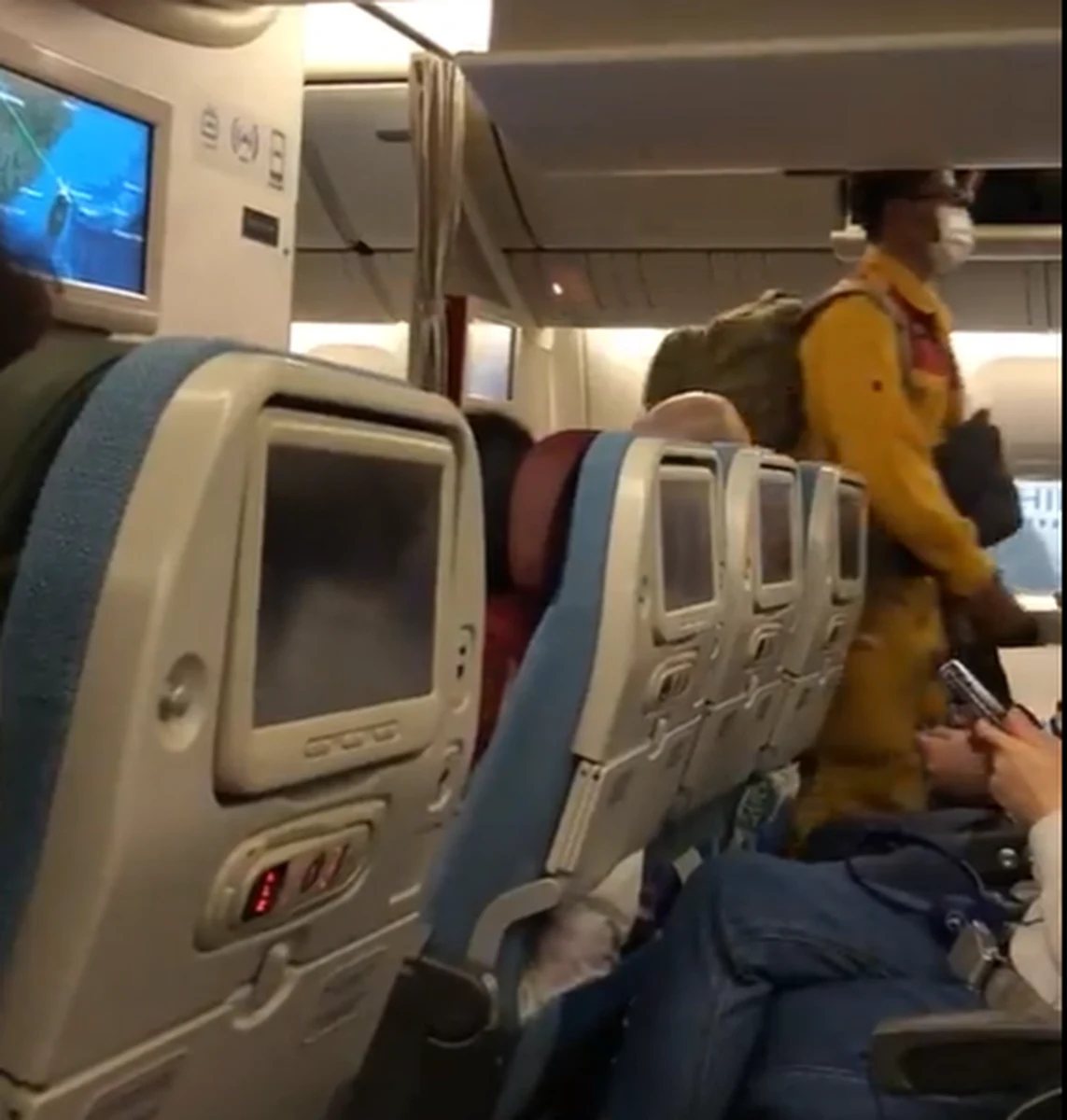 "Lot z Tajpej do Stambułu mocno opóźniony, bo do Turcji lecą też ratownicy z Tajwanu. I ich super sprzęt. Są doskonale wyszkoleni i doświadczeni po trzęsieniach ziemi u nich. Witani na pokładzie brawami" - napisała na Twitterze dziennikarka RMF FM Katarzyna Sobiechowska Szuchta, która wraca do kraju z Międzynarodowych Targów Książki. 