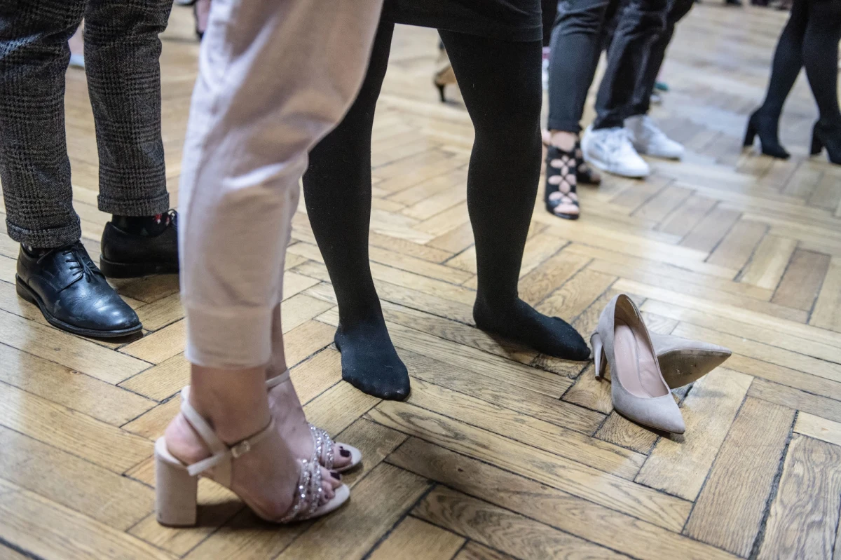 Policja z Leszna (Wielkopolskie) weryfikuje medialne doniesienia na temat zdarzeń, do których miało dojść podczas studniówki jednej z leszczyńskich szkół. Ochroniarze mieli zastraszać uczestników, bić pałką teleskopową, rozpylić gaz pieprzowy.