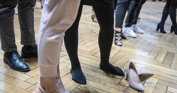 Policja z Leszna (Wielkopolskie) weryfikuje medialne doniesienia na temat zdarzeń, do których miało dojść podczas studniówki jednej z leszczyńskich szkół. Ochroniarze mieli zastraszać uczestników, bić pałką teleskopową, rozpylić gaz pieprzowy.