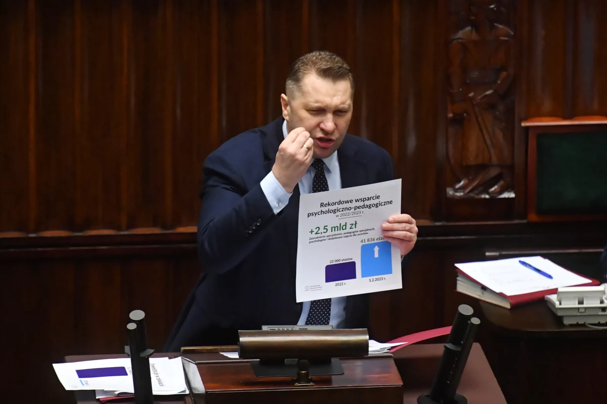 Fundacje i organizacje pozarządowe, które dostały z Ministerstwa Edukacji i Nauki ponad 40 milionów na zakup nieruchomości, będą podpisywały aneksy do umów, że nie odsprzedadzą tych nieruchomości przez 15 lat! Tak zadeklarował w Sejmie szef resortu edukacji Przemysław Czarnek w czasie emocjonalnego wystąpienia.