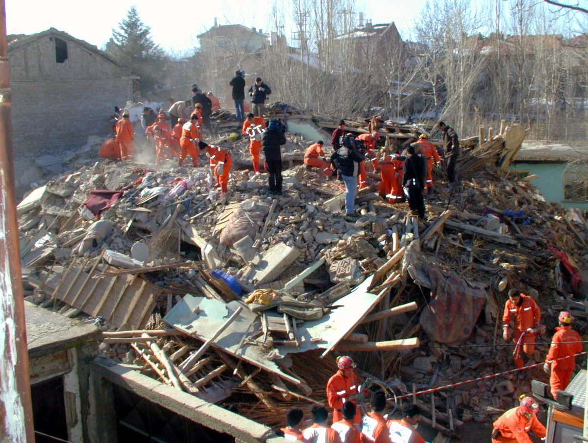 Wiele rządów pośpieszyło z wysłaniem pomocy, personelu i sprzętu, aby wspomóc działania ratownicze w dotkniętych trzęsieniami ziemi obszarach Turcji i Syrii. Żaden kraj w takiej sytuacji nie jest w stanie poradzić sobie sam. "Tragedia jest przepotworna i nikt nie jest w stanie natychmiast ruszyć z pomocą" - wyjaśnia w Radiu RMF24 Marian Sajnog, wieloletni ratownik górski, który brał udział w akcjach ratowniczych po trzęsieniach ziemi we Włoszech i w Armenii