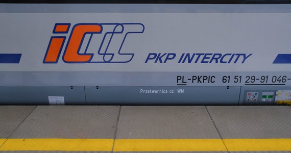 "PKP Intercity obniża ceny biletów. Ceny bazowe na połączenia kategorii TLK i IC będą średnio o około 11 proc. niższe od obecnie obowiązujących, zaś dla kategorii EIC i EIP - średnio o około 15 proc., wracając tym samym do poprzedniego poziomu sprzed 11 stycznia" - informuje spółka w komunikacie. 