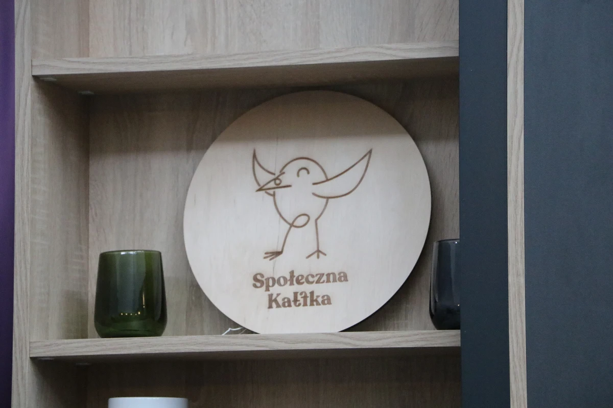 To specjalne miejsce na mapie Krakowa, pozwalające na normalność. Dzisiaj na osiedlu na Kozłówce w Krakowie  - oficjalnie otwarto "Społeczną Kaffkę". To kawiarnia, w której zatrudnione są osoby z zespołem Downa.