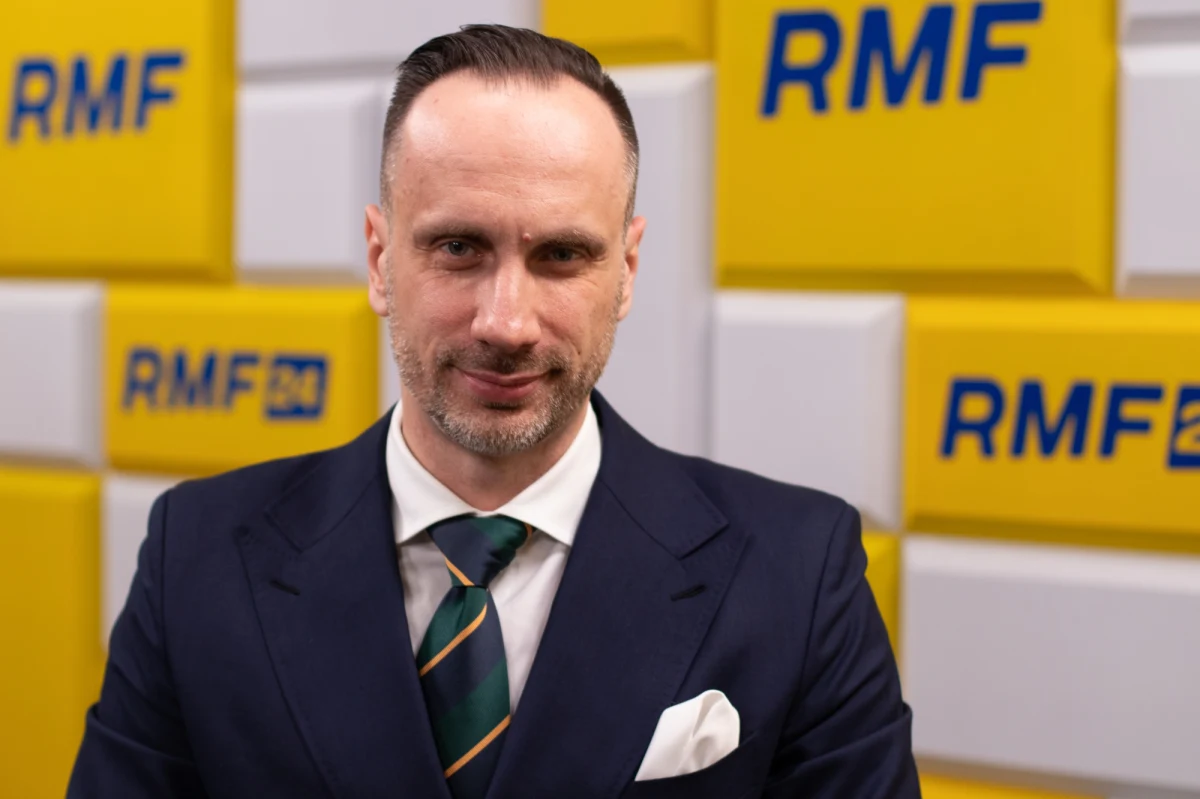 "Solidarna Polska mówi 'tak' odnawialnym źródłom energii, jednak tym stabilnym, czyli polskiej biomasie i biogazowi, ale zdecydowane 'nie' dla niemieckich i duńskich wiatraków. Dlatego złożymy poprawkę, żeby wszystkie inwestycje wiatrakowe były lokalizowane 1000 m od każdej infrastruktury na obszarach wiejskich" - powiedział w Rozmowie w południe w RMF FM Janusz Kowalski. Wiceminister rolnictwa był pytany, czy sejmowa większość poprze ustawę wiatrakową.