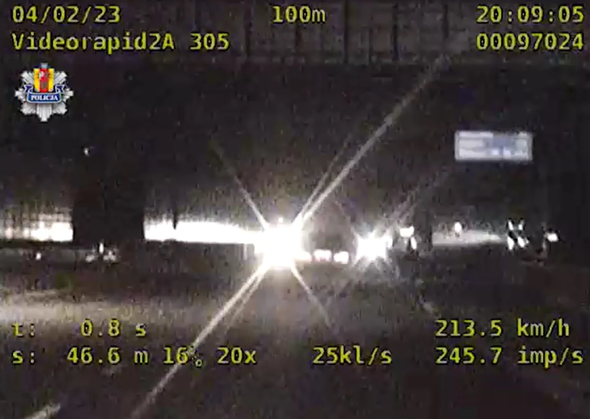 Mandatem w wysokości 2,5 tys. zł oraz 15 punktami został ukarany kierowca, który autostradą A2 pędził z prędkością 213 km/h. Jak się tłumaczył, spieszy się do Warszawy na jubileuszowe spotkanie miłośników sportowych samochodów.