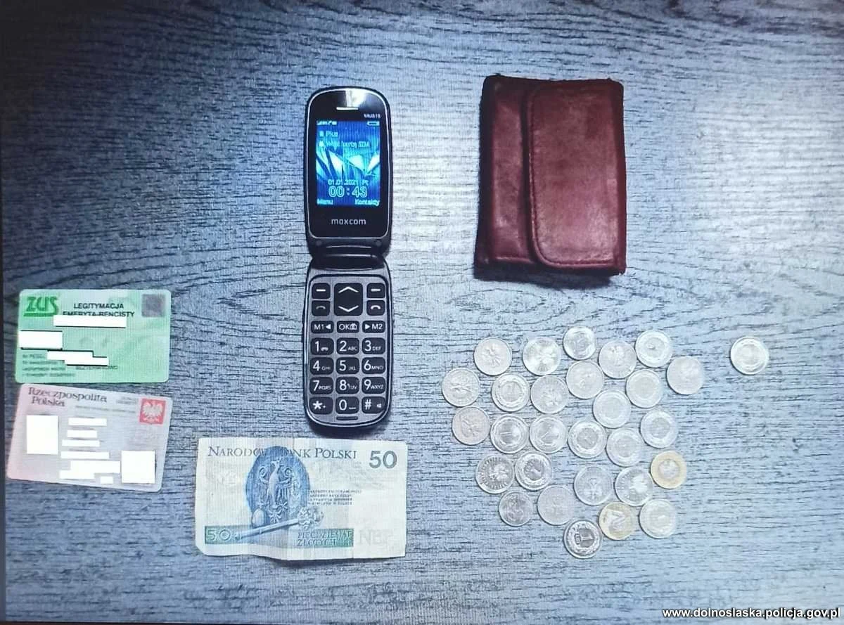 ​Policjanci zatrzymali 39-letnią kobietę, która na ulicy w Kudowie-Zdroju na Dolnym Śląsku napadła na 92-letnią staruszkę. Skradzione pieniądze przejął od niej mężczyzna, który kupił za nie alkohol.