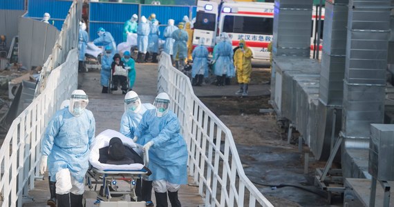 Chiński lekarz Li Wenliang już w grudniu 2019 r. ostrzegał kolegów po fachu, że w szpitalu w Wuhanie pojawił się groźny wirus. Władze ukarały go za rozsiewanie "fałszywych informacji". Li Wenliang zmarł 7 lutego 2020 r. po zarażeniu się koronawirusem od chorych, których leczył. Internauci na całym świecie wspominają dziś lekarza, który pierwszy alarmował o naciągającej pandemii.