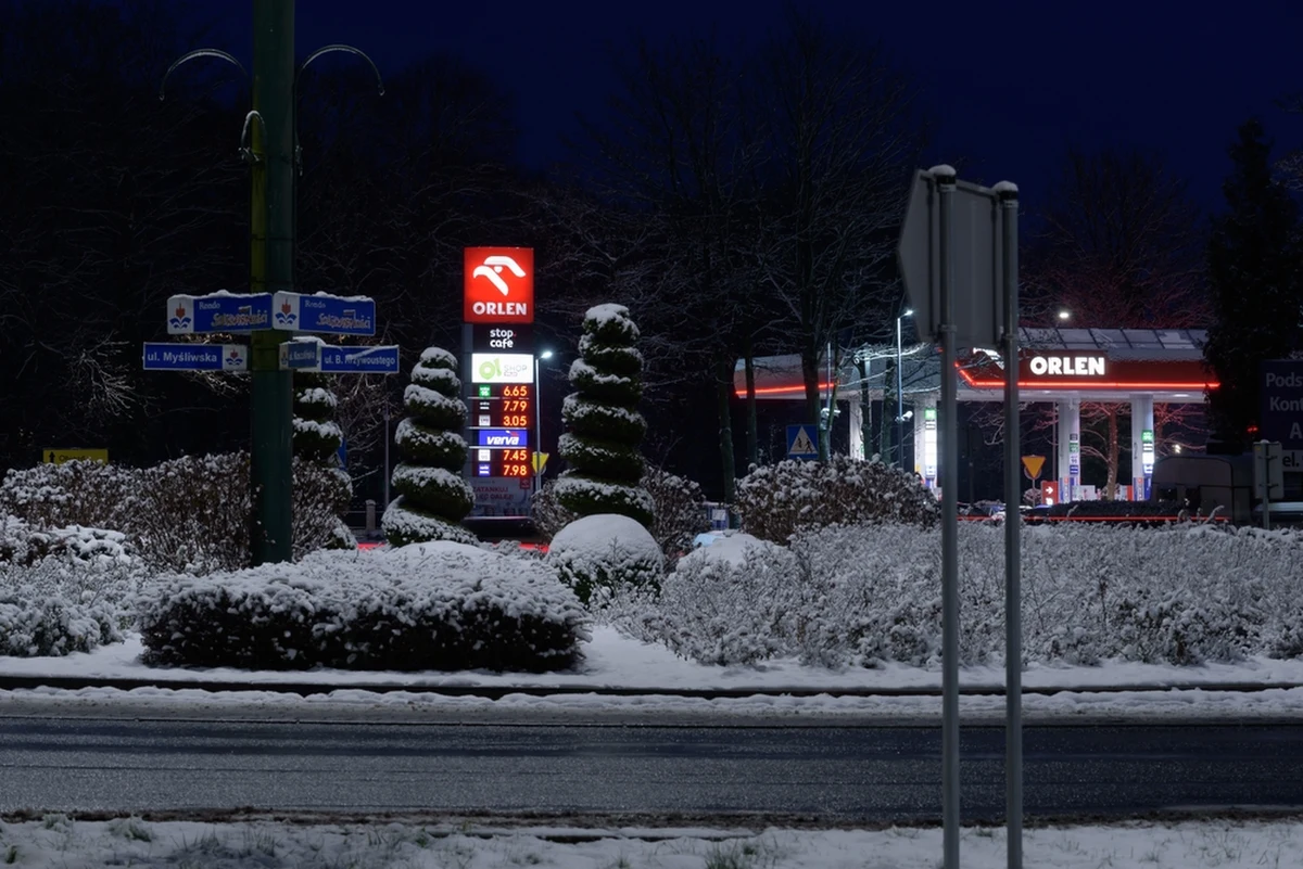 Wbrew obawom o podwyżki cen paliw po wprowadzeniu embarga na rosyjską ropę, olej napędowy na stacjach PKN Orlen będzie tańszy o mniej więcej 20 groszy - zapowiedział prezes koncernu Daniel Obajtek. W niedzielę, 5 lutego, weszło w życie embargo Unii Europejskiej na produkty z ropy, w tym paliwa gotowe z Rosji.