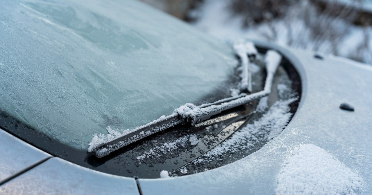 Jak zrobić skuteczny odmrażacz do szyb? Te dwa składniki masz w domu