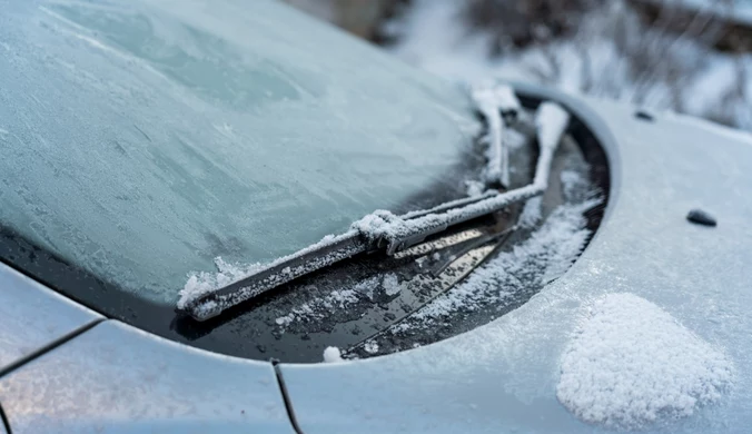 Jak usunąć lód i szron z szyby auta? Sprawdzone sposoby