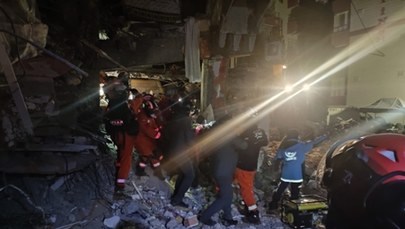 Turcja. Polscy strażacy walczą o życie uwięzionych pod gruzami