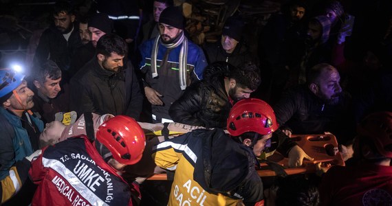 Turecka ekipa ratownicza wydobyła spod gruzów 17-letnią dziewczynę, która spędziła 28 godzin pod gruzami ośmiopiętrowego bloku - poinformował we wtorek turecki portal Daily Sabah.