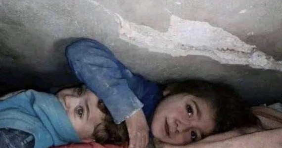 17 godzin pod gruzami zniszczonego przez trzęsienie ziemi budynku spędziła 7-letnia dziewczynka wraz ze swoim młodszym bratem. Wzruszające zdjęcie z Syrii dzieci obiega świat - poinformował portal indiatimes.com.