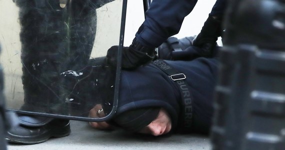 Do ostrych zamieszek doszło w czasie paryskiej demonstracji przeciwko planom podniesienia przez rząd wieku emerytalnego we Francji z 62 do 64 lat. Skrajnie lewicowe bojówki obrzuciły kamieniami i butelkami policjantów, którzy odpowiedzieli gazem łzawiącym i pałkami.