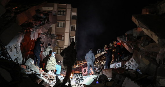 Dziewięć żywych osób udało się wydobyć spod gruzów polskim strażakom, którzy pojechali z pomocą do Turcji. Po poniedziałkowym trzęsieniu ziemi w okolicy Gaziantep wielu ludzi zostało przysypanych. Trwa walka z czasem. 