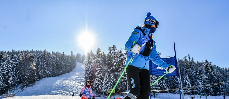 W naszym cotygodniowym cyklu „Twoje Zdrowie w Faktach RMF FM” podpowiadamy jak spędzić ferie na nartach, snowboardzie czy na łyżwach i nie zrobić sobie krzywdy. Jak uniknąć kontuzji już na początku zimowego wypoczynku i o czym trzeba pamiętać wychodząc na śnieg.