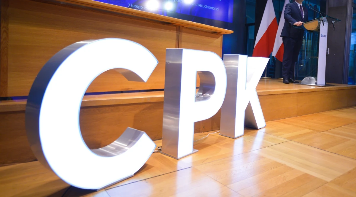 Lipiec i sierpień tego roku to realny termin rozpoczęcia budowy Centralnego Portu Komunikacyjnego - ustalił nasz reporter. Chodzi o największe lotnisko w Polsce, między Łodzią a Warszawą. Wczoraj spółka CPK wskazała nowe działki, na które mieszkańcy mogą wymienić należące do nich grunty, na których ma powstać lotnisko. Nasz dziennikarz na miejscu sprawdzał, jakie nastroje panują wśród mieszkańców.