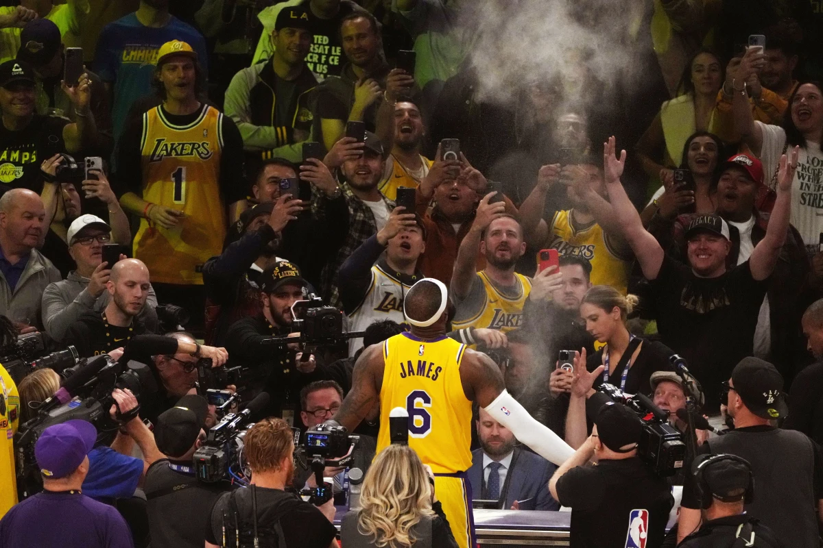 LeBron James został najlepiej punktującym graczem w historii NBA. W nocy poprawił rekord wszech czasów należący od lat do Kareema Abdula-Jabbara, który w lidze zdobył 38388 punktów. Jamesowi przed meczem Los Angeles Lakers z Oklahoma City Thunder do rekordu brakowało 35 punktów. Amerykanin rzucił ich 38. W NBA zdobył łącznie 38390 punktów.