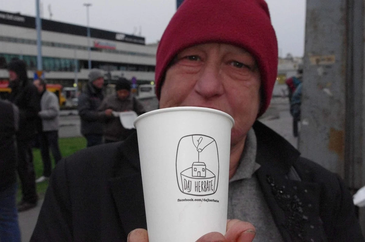 Dzielnicowi z warszawskiego Śródmieścia we współpracy z fundacją "Daj Herbatę" zorganizowali w samym centrum miasta punkt wydawania m.in. gorących posiłków. "W dwie godziny do punktu zgłosiło się kilkaset potrzebujących kobiet, mężczyzn i osób niepełnosprawnych" - podkreślił podinsp. Robert Szumiata ze śródmiejskiej policji.