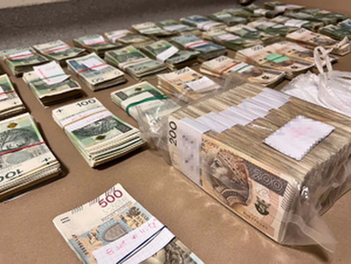 ​Stołeczni kryminalni odzyskali ponad 652 tys. złotych, które 94-latek, będąc przekonanym, że bierze udział w policyjnej akcji, przekazał fałszywym funkcjonariuszom. Na gorącym uczynku popełnienia przestępstwa prawdziwi policjanci zatrzymali dwóch nieletnich w wieku 15 i 16 lat. W ubiegły piątek wpadł kolejny nastolatek. To 15-latek, który wspólnie i w porozumieniu z kolegami brał udział w oszustwie. Teraz młodzi ludzie odpowiedzą za swój czyn przed sądem dla nieletnich.