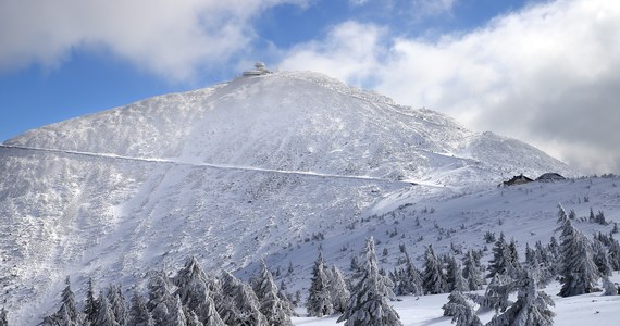 ​W górnych partiach Karkonoszy w środę jest mroźno, temperatura wynosi minus 10-11 stopni Celsjusza. W niektórych miejscach spadła nawet do minus -14. Obowiązuje trzeci stopień zagrożenia lawinowego. Na szlakach powstały metrowe zaspy, wieje mocny wiatr.