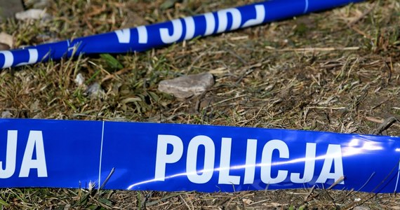 Policjanci zajmujący się wczorajszą tragedią w Bydgoszczy prowadzą śledztwo w kierunku zabójstwa. W wyniku rodzinnej awantury ranne zostały dwie kobiety, dwóch mężczyzn nie żyje. 