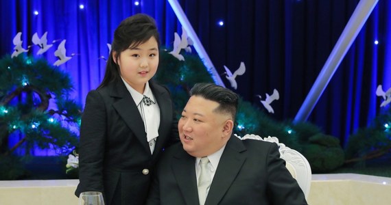 Przywódca Korei Płn. Kim Dzong Un znów pokazał się publicznie z córką. Towarzyszyła mu ona podczas bankietu z okazji 75-lecia północnokoreańskiej armii, gdzie wychwalał "absolutną siłę" i "nieodpartą potęgę" kraju - podały w środę państwowe media.