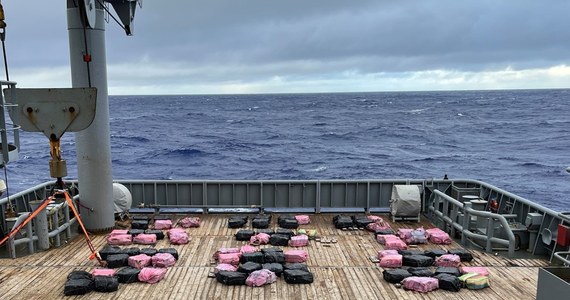 Rekordową ilość narkotyków przejęła nowozelandzka policja. 3,2 tony kokainy dryfowało na wodach międzynarodowych Oceanu Spokojnego. Taka ilość mogłaby pokryć roczne "zapotrzebowanie" Australii.
