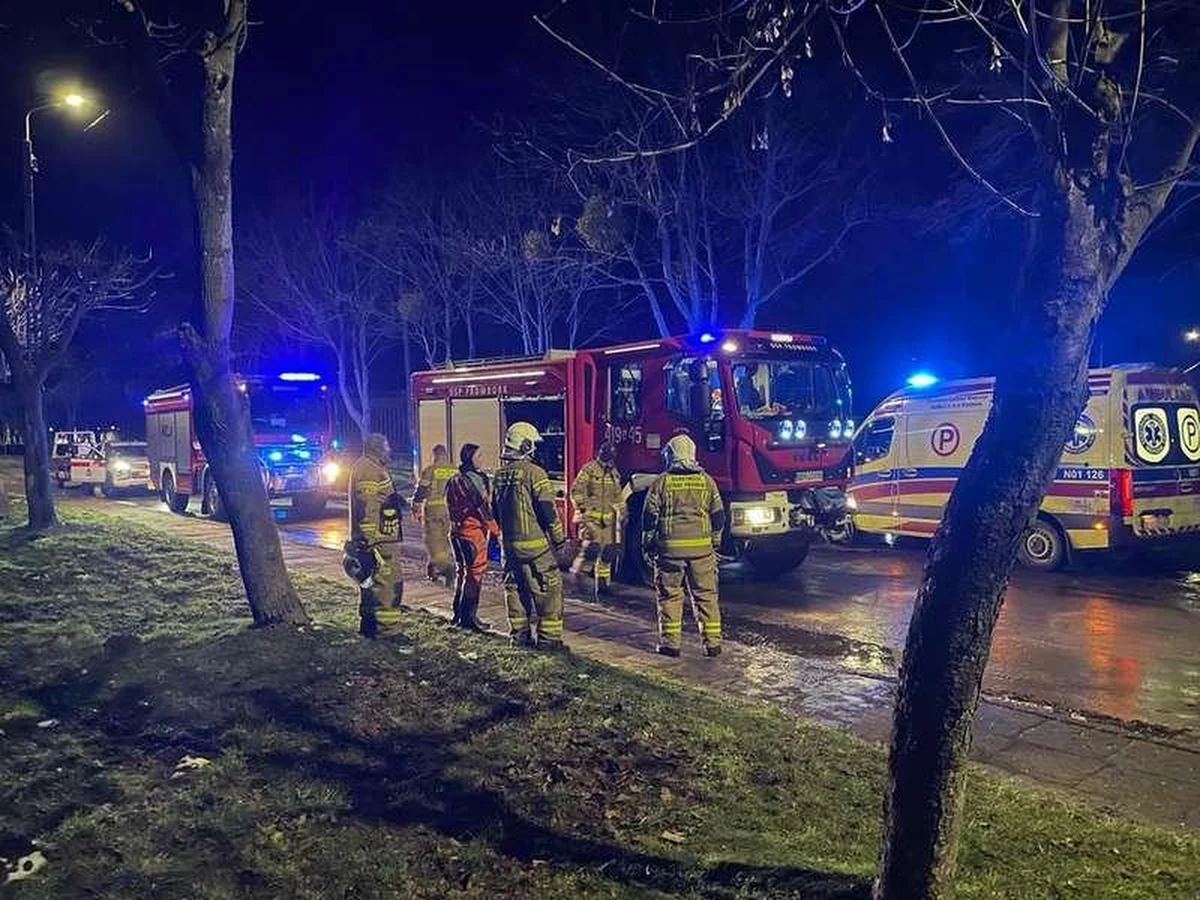 29-letni mieszkaniec Fromborka w woj. warmińsko-mazurskim w trakcie biegania prawdopodobnie poślizgnął się na molo i wpadł do wody. W akcji ratowniczej uczestniczyli strażacy, którzy zostali wezwani na miejsce przez dwóch nastolatków - podaje portal gazetaolsztyńska.pl. 