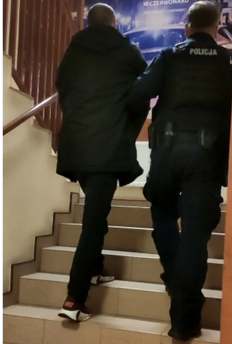 Policjanci z Czerwonaka ustalili i zatrzymali sprawcę dewastacji kościoła w Koziegłowach – poinformował kom. Maciej Święcichowski z wielkopolskiej policji. 41-letni mężczyzna usłyszał zarzuty obrazy uczuć religijnych, zniszczenia mienia oraz kradzieży lichtarzy.