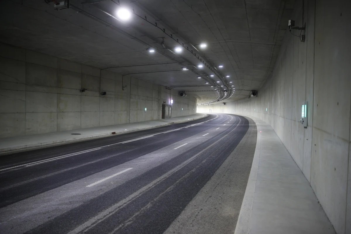 Od października 2022 r. przez ściany tuneli Trasy Łagiewnickiej w Krakowie przecieka woda, ale nie wpływa to na bezpieczeństwo korzystania z tuneli. Wady zostaną usunięte w ramach gwarancji – poinformowała spółka Trasa Łagiewnicka.