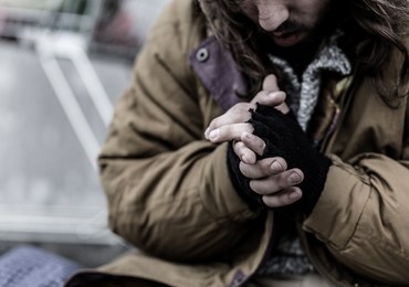 Darmowy program wychodzenia z uzależnień dla bezdomnych? Zdecydują o tym radni