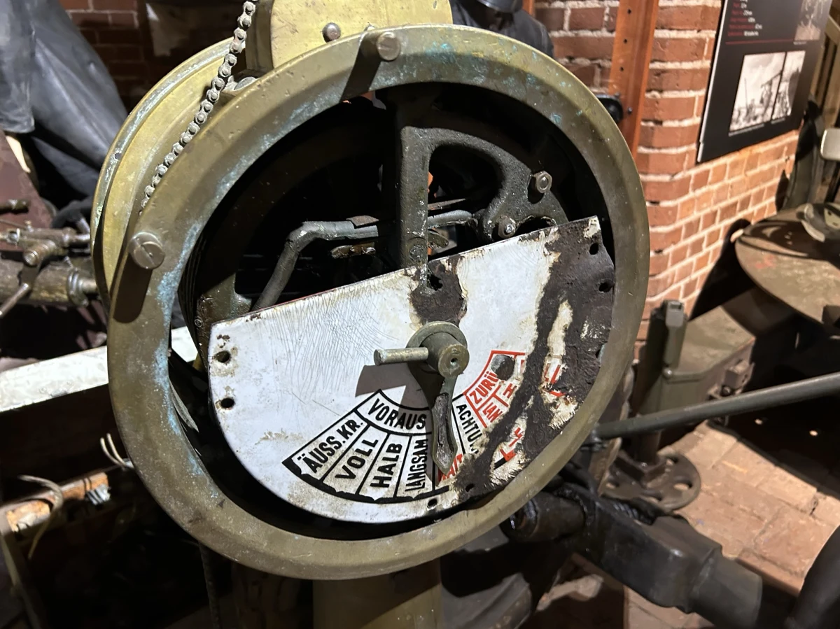 Mam ponad 100 lat i bogatą historię. Takie wykonane z mosiądzu urządzenia służyły przez dziesięciolecia do komunikacji na pokładach statków. Telegrafy okrętowe oszczędzały załodze biegania między mostkiem, gdzie kapitan wydawał decyzje, a maszynownią, gdzie obsługiwany był silnik statku.