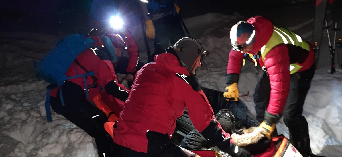 Ratownicy Horskiej Zachrannej Sluzby poinformowali o szokującej akcji ratowniczej, która miała miejsce we wtorek. Wieczorem zostali wezwani do pomocy trójce turystów. W góry wyszli mimo zagrożenia lawinowego, para zabrała ze sobą roczne dziecko.