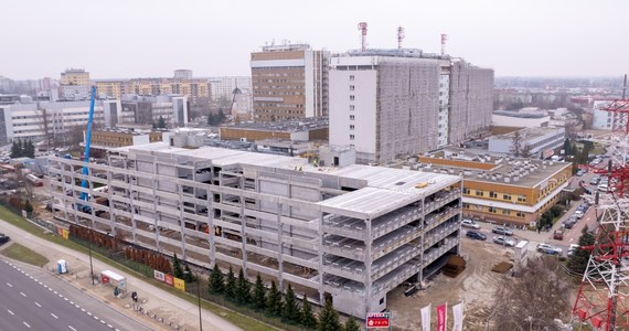 ​600 miejsc będzie na powstającym wielopoziomowym parkingu przy Narodowym Instytucie Onkologii w Warszawie. Parking ma być gotowy w lipcu.