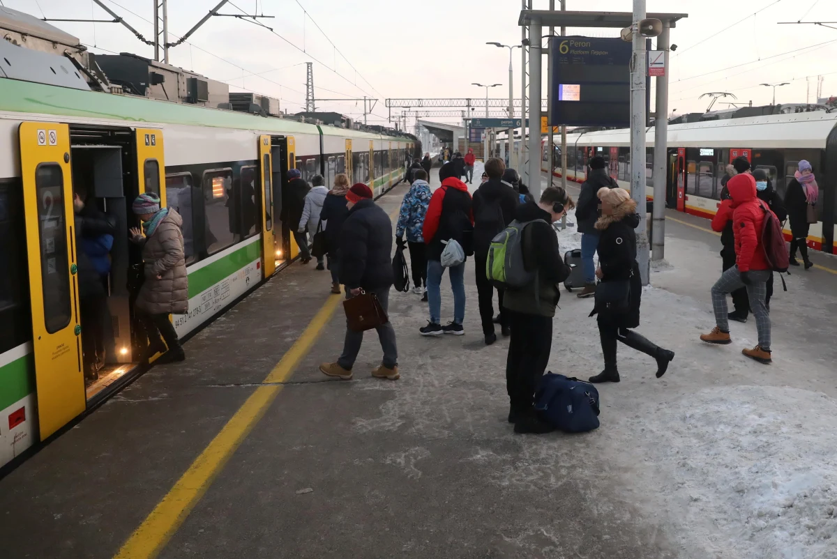 Od 13 lutego pomiędzy stacjami Warszawa Rembertów i Sulejówek Miłosna nie będą kursowały pociągi Szybkiej Kolei Miejskiej linii S2 i część składów Kolei Mazowieckich. Uruchomiona zostanie zastępcza linia autobusowa. Utrudnienia potrwają do 11 marca.