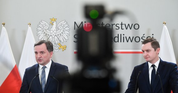 Minister sprawiedliwości Zbigniew Ziobro zaapelował do premiera Mateusza Morawieckiego o wstrzymanie prac nad nowelą ustawy o Sądzie Najwyższym. Jak dodał, to ostatni moment, aby w sposób skuteczny zablokować "logikę szantażu", którą - zdaniem Ziobry - kieruje się KE w polityce wobec Polski.