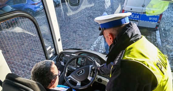 Stan techniczny pojazdów, trzeźwość kierowców i dokumenty uprawniające do przewożenia znacznej liczby osób będą kontrolować policjanci podczas tegorocznych ferii – poinformowała środę KMP w Szczecinie.