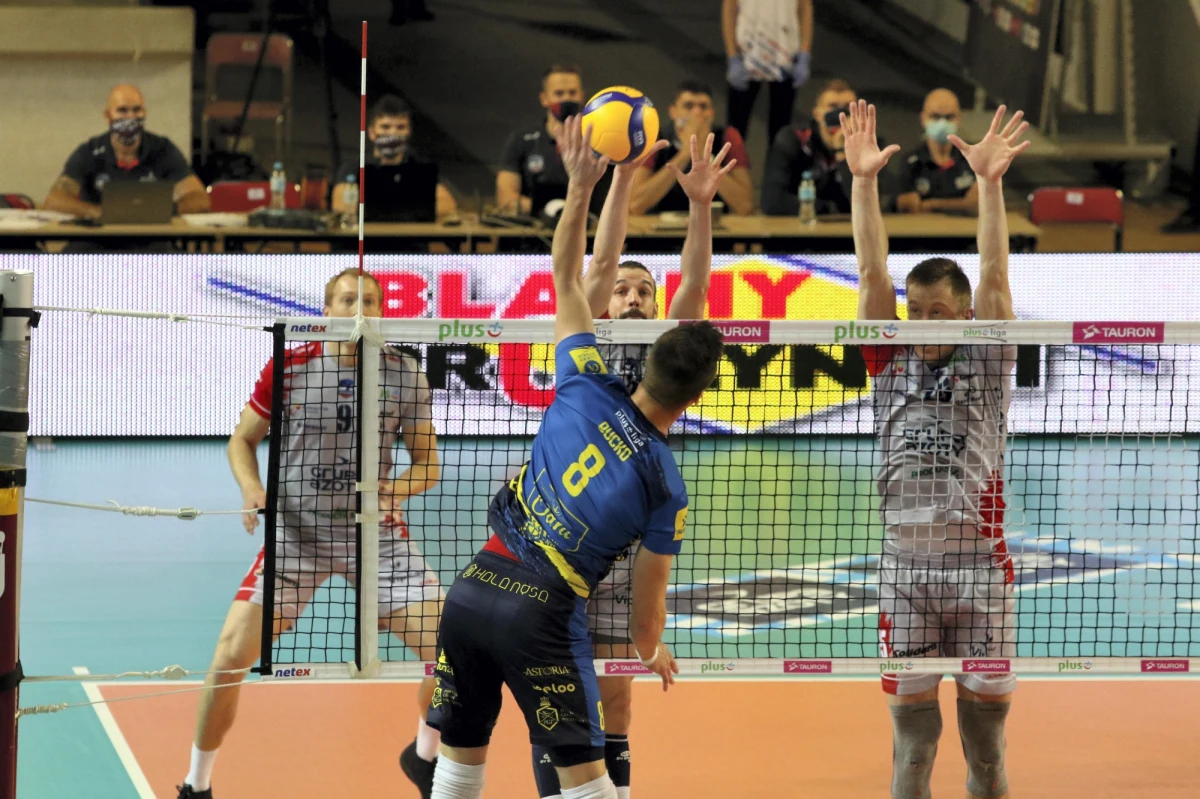 Bartosz Bućko od tego sezonu występuje w barwach tureckiego Hatay Büyükşehir Belediyesi. Miasto, w którym mieszkał od kilku miesięcy, doznało poważnych uszkodzeń podczas poniedziałkowego trzęsienia ziemi. Nasz siatkarz jest teraz w drodze do Ankary i najbliższe dni spędzi u grającego w lokalnym klubie Mateusza Miki. Bućko wspólnie z rodziną planuje wrócić do Polski. W Antiochii został klubowy kolega Bućki - Mateusz Walczak. Według Bućki jest bezpieczny, ale nie może wydostać się z miasta.