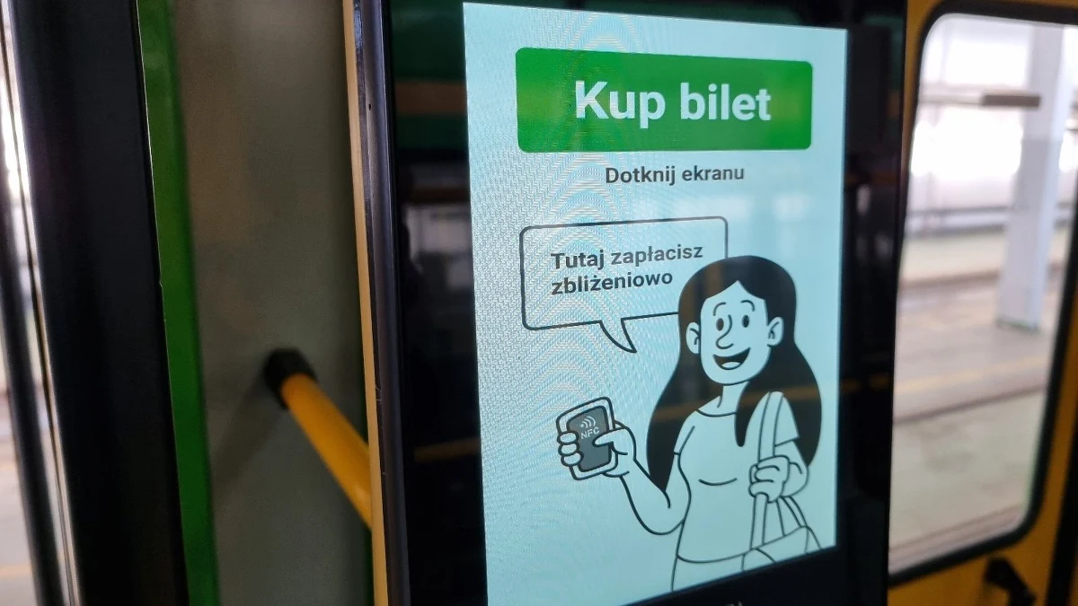 W pierwszych tramwajach MPK Poznań zostały już zamontowane terminale do płatności zbliżeniowych. Umożliwiają one zakup jednorazowych biletów czasowych lub 24-godzinnych przy użyciu zbliżeniowej karty płatniczej lub smartfona. System działa już także w autobusach wszystkich operatorów w komunikacji podmiejskiej.