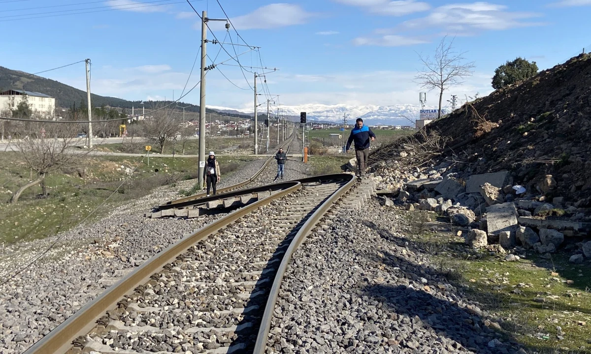 Wiemy coraz więcej na temat trzęsienia ziemi o magnitudzie 7,8, do którego doszło w poniedziałek w Turcji. Okazało się, że w niektórych miejscach, wzdłuż uskoku, ziemia przesunęła się o ponad trzy metry. Wstrząs, który był niezwykle silnie odczuwalny na powierzchni ziemi, doprowadził do śmierci ponad 12 tysięcy osób w Turcji i Syrii.