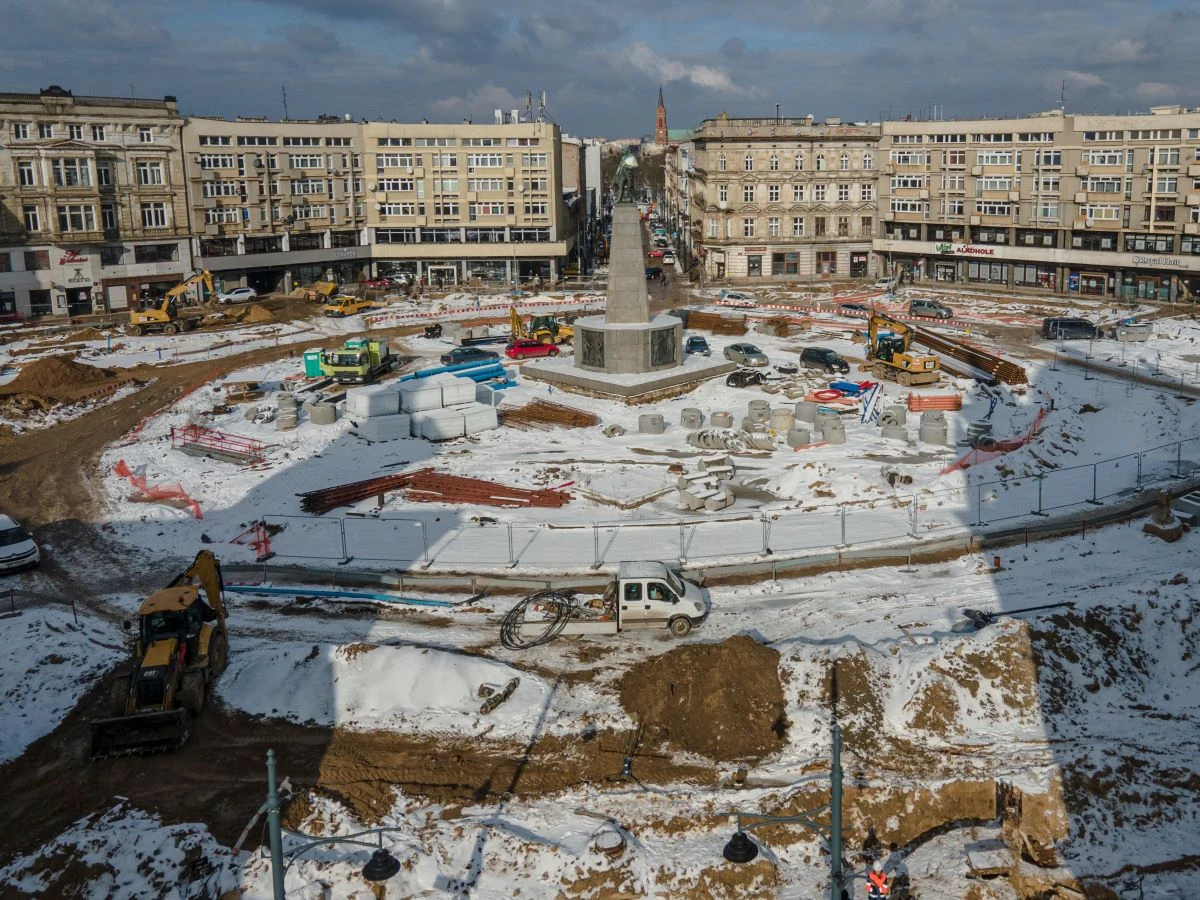 Już widać nowy kształt odnawianego Placu Wolności w Łodzi. To kultowe miejsce na mapie miasta zyska zupełnie odmienną perspektywę i dużo zielni. Projekt ze względu na wysokie drzewa, które mają pojawić się w sąsiedztwie pomnika Tadeusza Kościuszki, budzi spory.