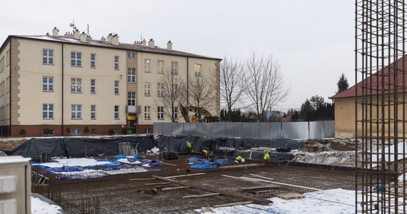 Rozpoczęła się rozbudowa Szkoły Podstawowej nr 13 w Rzeszowie. Robotnicy pracują przy podziemnych instalacjach i fundamentach. Inwestycje pochłonie ponad 17,5 mln zł.