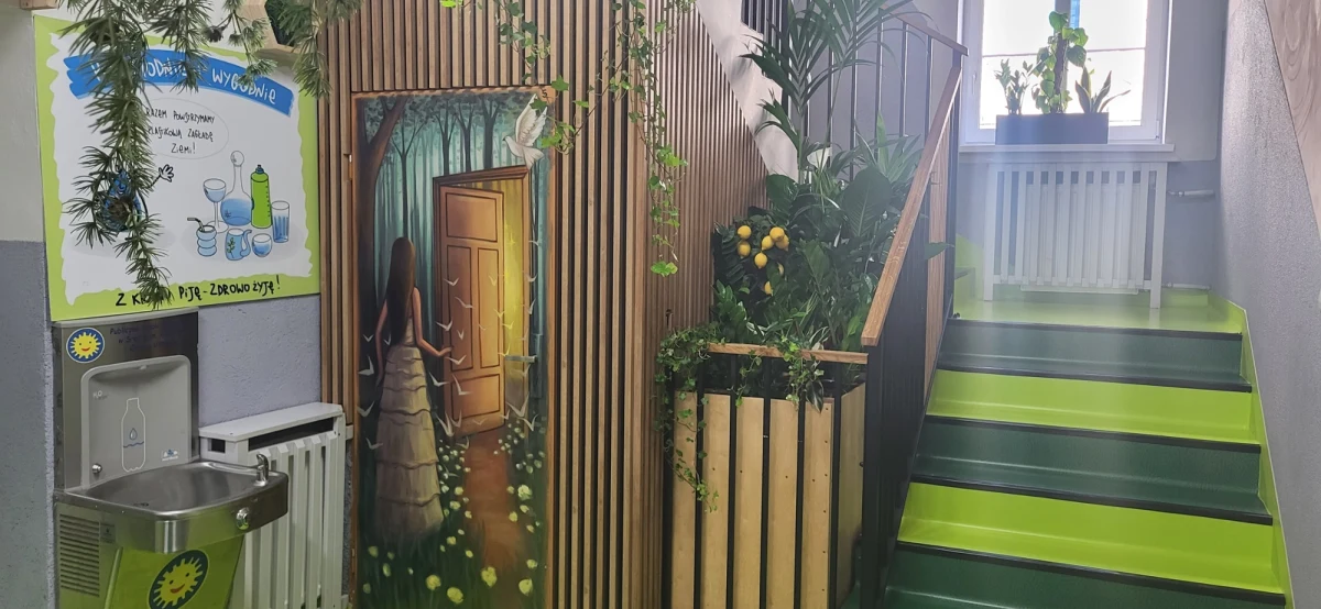 Jak pokolorować szkołę, by była miejscem z marzeń? Odpowiedzi na to pytanie próbują udzielać nauczyciele ze Szkoły Podstawowej im. Kawalerów Orderu Uśmiechu w Śremie, którzy od lat między innymi nie zadają prac domowych. Wszelkie wskazówki i porady dla nauczycieli i nie tylko zebrał jeden z pedagogów, Jakub Tylman, który postanowił zawrzeć je w formie książki.