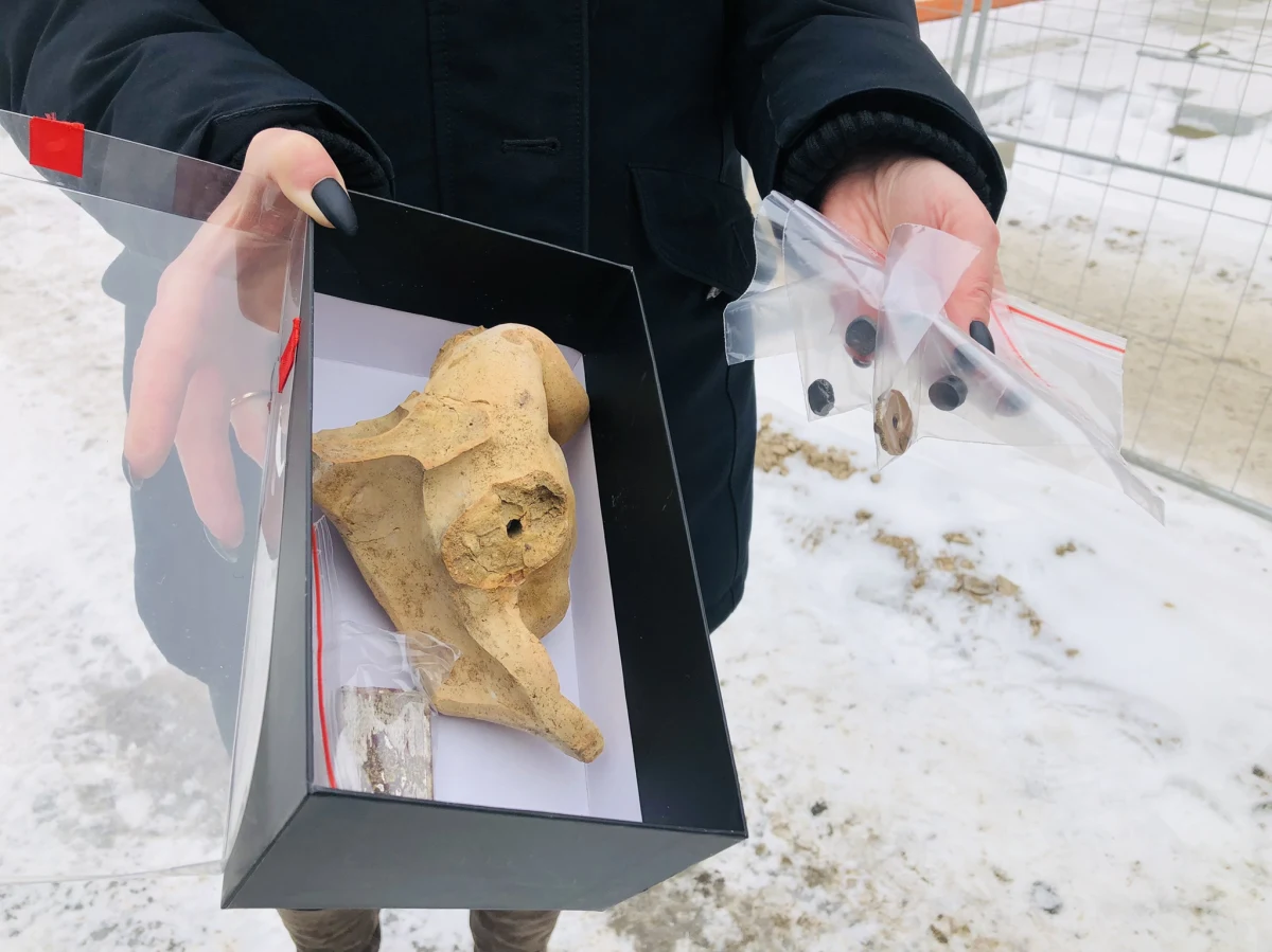 Srebrną tabakierę i obrączkę oraz bransoletę z mosiądzu znaleziono w czasie prac archeologicznych na terenie przebudowywanego Pasażu Schillera w Łodzi. Największym eksponatem jest amorek, który jest fragmentem ozdoby pieca kaflowego.