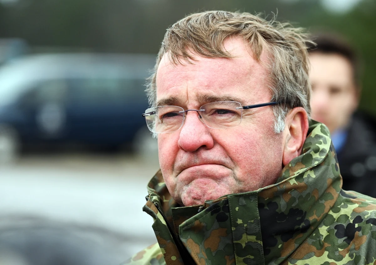 "Umówiliśmy się z wicepremierem, szefem MON Mariuszem Błaszczakiem, że w przyszłym tygodniu spotkamy się wspólnie z ministrem obrony Ukrainy Ołeksijem Reznikowem. Na to spotkanie zaprosimy również kraje, które będą tworzyły koalicję czołgów Leopard" - przekazał minister obrony Niemiec Boris Pistorius.