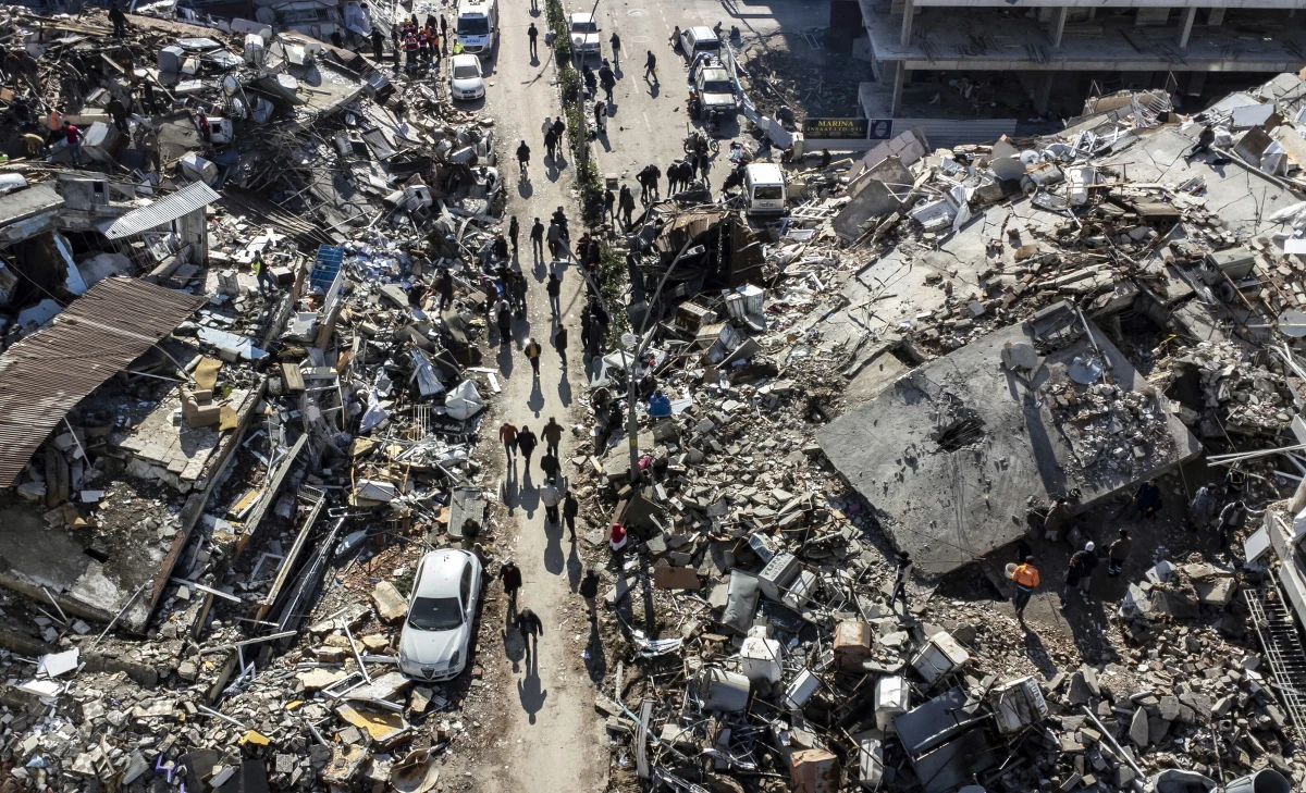 "Niektóre miasta są całkowicie zrównane z ziemią, więc nie ma budynków stojących, jak np. w Hatayu (prowincja w południowej Turcji - red.). Niektóre dzielnice są całe zawalone" - powiedział gość Tomasza Terlikowskiego w internetowym Radiu RMF24 dr Jan Byczkowski, politolog, który przez wiele lat mieszkał w Turcji. Jak podkreśla, "Turcja wszystkim się kojarzy z Antalyą, z gorącem, ale w tamtym regionie już jest bardziej kontynentalny klimat i teraz jest po prostu zima". "Jest minus 10 stopni Celsjusza, śnieg, opady" - dodaje. Dr Byczkowski zachęca również do pomocy osobom poszkodowanym w trzęsieniu ziemi.