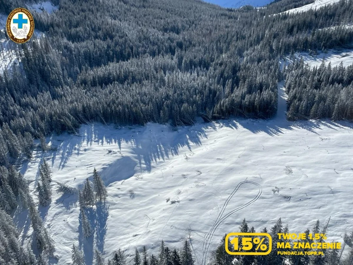 Dzisiaj na popularny szlak do Morskiego Oka wyruszą pługi, aby udrożnić zasypany potężnymi lawinami śnieg i umożliwić turystom bezpieczne przejście przez lawinisko. Prace zaplanowano na dwa dni – poinformował Tatrzański Park Narodowy.