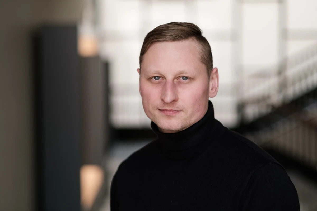 Czego się nie robi w imię nauki?! Poznański naukowiec, prof. Zbigniew Szmyt podczas badań prowadzonych w Mongolii zbierał dane naukowe w...klubie bokserskim, zlokalizowanym na targu mięsnym. Jego partnerami w badaniach była grupa mongolskich skinheadów.