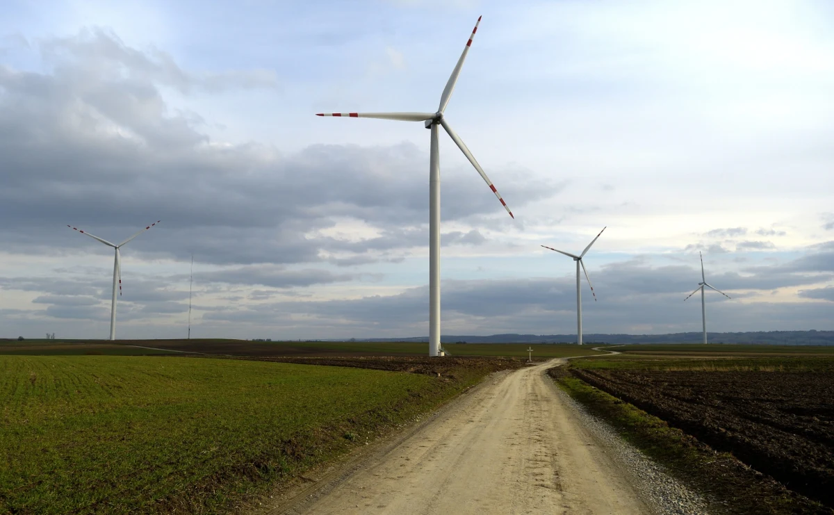 Sejm znowelizował ustawę odległościową. Zgodnie z nowymi przepisami wiatraki będą mogły powstawać w odległości minimum 700 metrów od domów. Za nowelizacją głosowało 214 posłów, 27 było przeciw, a 209 wstrzymało się od głosu. Teraz ustawa trafi pod obrady Senatu.